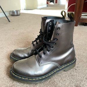 Sliver iridescent Dr.Martens